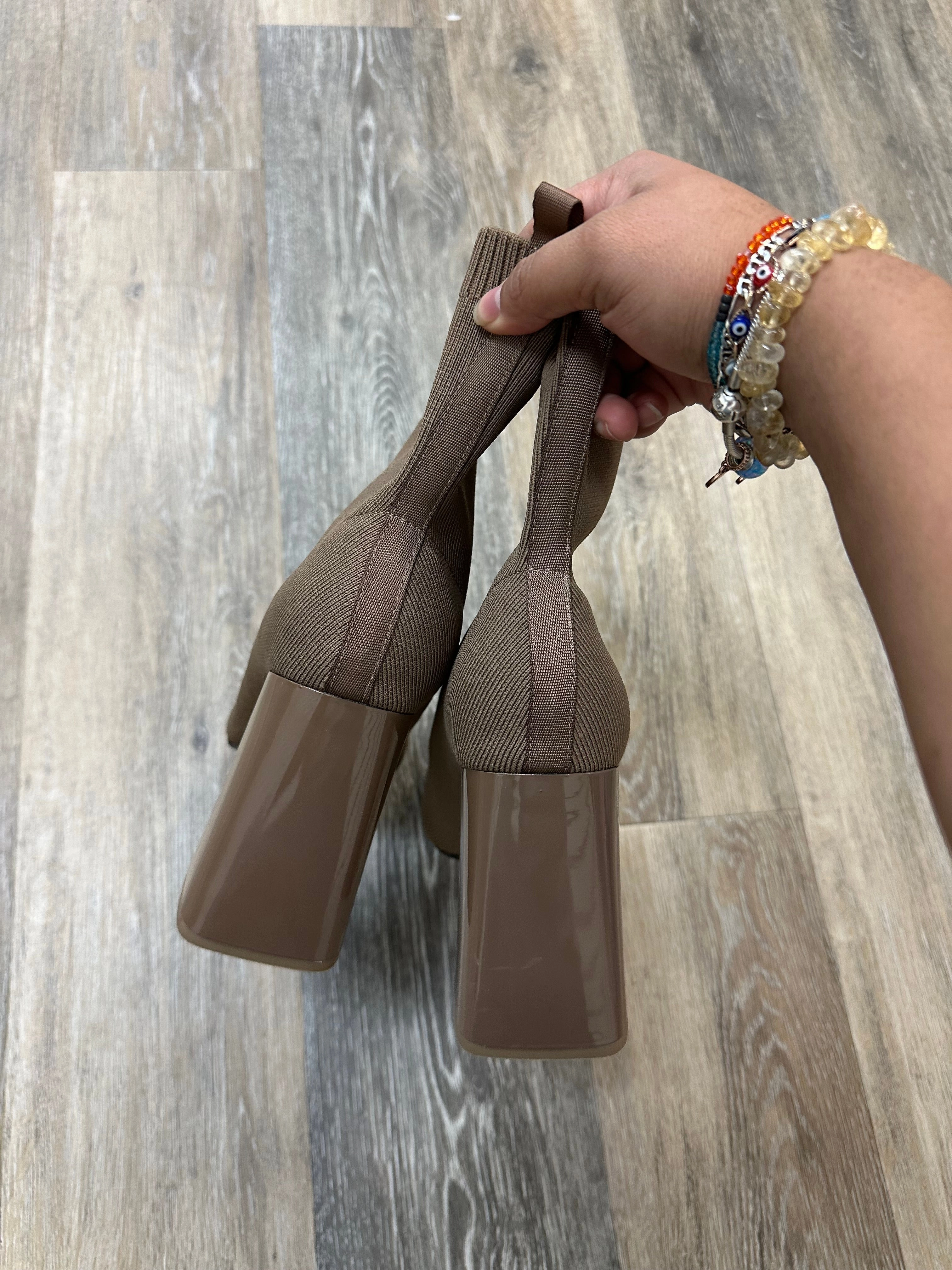 Boots Ankle Heels By Zara In Beige, Size: 9